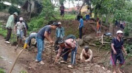 Bantuan pengecoran jalan di RT 22 Ciangkrek, Sukabumi, membawa kebahagiaan bagi warga. (Dok. Istimewa)