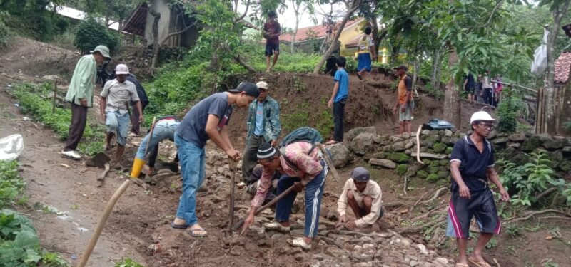 Bantuan pengecoran jalan di RT 22 Ciangkrek, Sukabumi, membawa kebahagiaan bagi warga. (Dok. Istimewa)