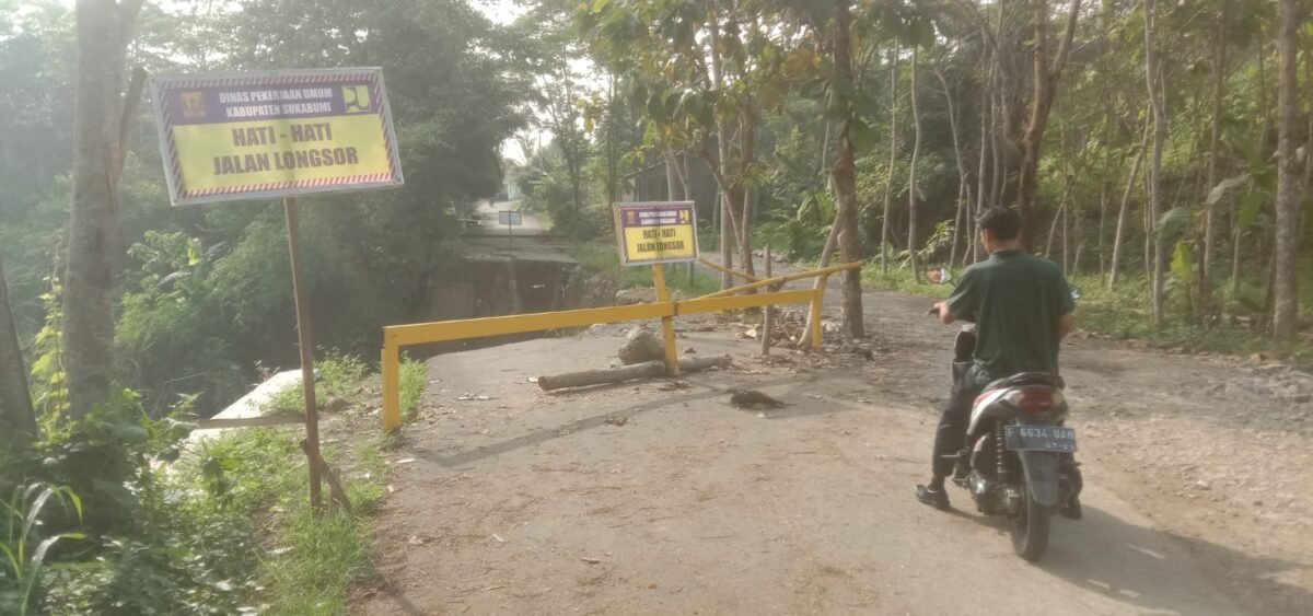 Kondisi jalan yang terputus akibat longsor di Desa Cibuntu, Kecamatan Simpenan, Kabupaten Sukabumi. (Foto: Enda / KumpalanNEWS)