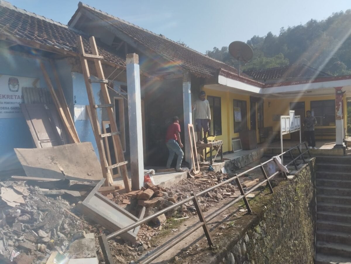 Kantor Desa Gandasoli yang sedang dalam proses perbaikan. (Foto: Istimewa/Unsource)