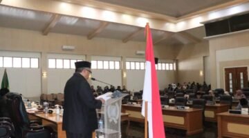 Bupati Sukabumi, H. Marwan Hamami, menghadiri rapat paripurna DPRD untuk pengambilan keputusan atas tiga Raperda, salah satunya tentang pembinaan ideologi Pancasila. | Foto: Istimewa