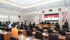 DPRD dan Bupati Sukabumi sepakati Raperda RPJPD 2025-2045, menggarisbawahi komitmen bersama untuk mewujudkan visi Sukabumi yang lebih sejahtera dan berkelanjutan. | Foto: Humas DPRD Kab. Sukabumi
