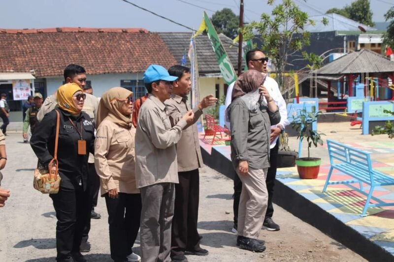 Posyandu Cempaka di Nagrak, Sukabumi, dinilai oleh tim provinsi Jawa Barat dalam lomba revitalisasi posyandu. Akankah meraih juara? | Foto: Istimewa