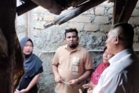 Anggota DPRD Kabupaten Sukabumi, Hamzah Gurnita, bersama Fraksi PKB salurkan gaji pertama untuk membantu rehab rumah tidak layak huni di Kecamatan Simpenan. | Istimewa