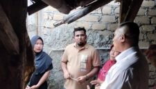 Anggota DPRD Kabupaten Sukabumi, Hamzah Gurnita, bersama Fraksi PKB salurkan gaji pertama untuk membantu rehab rumah tidak layak huni di Kecamatan Simpenan. | Istimewa