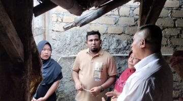 Anggota DPRD Kabupaten Sukabumi, Hamzah Gurnita, bersama Fraksi PKB salurkan gaji pertama untuk membantu rehab rumah tidak layak huni di Kecamatan Simpenan. | Istimewa