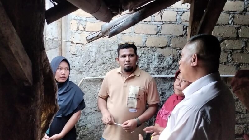 Anggota DPRD Kabupaten Sukabumi, Hamzah Gurnita, bersama Fraksi PKB salurkan gaji pertama untuk membantu rehab rumah tidak layak huni di Kecamatan Simpenan. | Istimewa