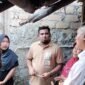 Anggota DPRD Kabupaten Sukabumi, Hamzah Gurnita, bersama Fraksi PKB salurkan gaji pertama untuk membantu rehab rumah tidak layak huni di Kecamatan Simpenan. | Istimewa