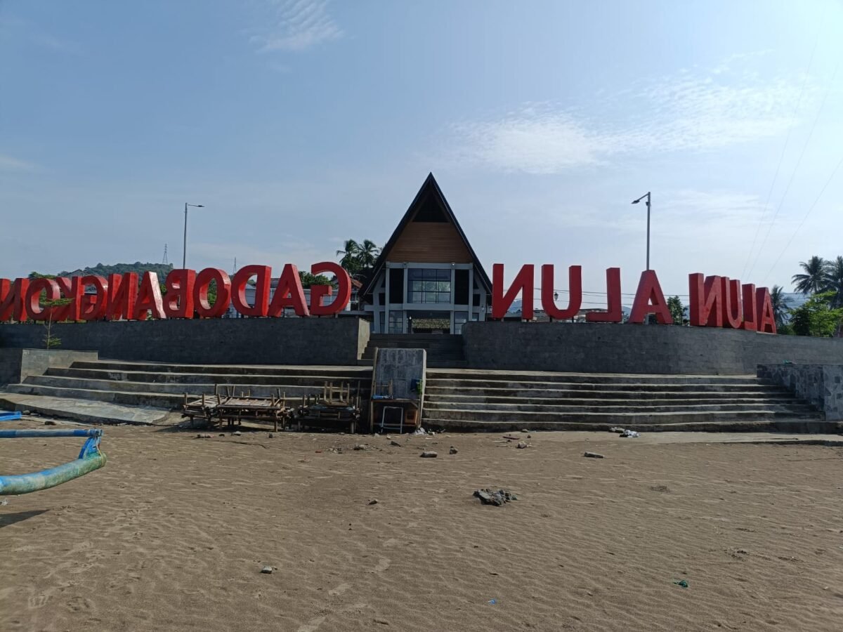 DLH Kabupaten Sukabumi optimalkan pengelolaan Alun-Alun Gadobangkong sebagai pusat edukasi dan wisata lingkungan.