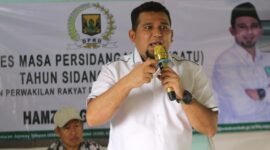 Anggota DPRD Kabupaten Sukabumi, Hamzah Gurnita, menyerap aspirasi masyarakat terkait infrastruktur dan insentif guru ngaji dalam reses perdana di Desa Cidadap. 'Kondisi infrastruktur yang layak adalah hak masyarakat,' tegasnya.