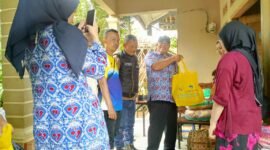BKKBN dan DPPKB Kabupaten Sukabumi beri 55 paket sembako bagi ibu hamil dan Baduta korban longsor dan banjir di Kecamatan Sagaranten.