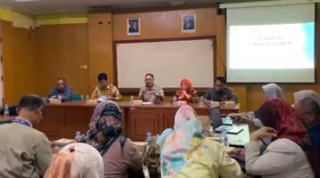 DPPKB Kabupaten Sukabumi gelar pertemuan strategis bersama IPB dan BKKBN untuk mempercepat penurunan stunting melalui inovasi dan kolaborasi lintas sektor. | Foto: Istimewa