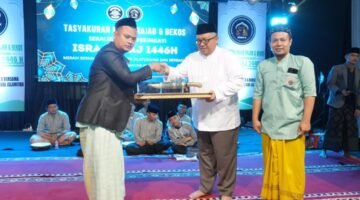 Bupati Sukabumi H. Marwan Hamami serukan pentingnya semangat kebersamaan dan kepedulian dalam Tasyakuran Milad Rajab dan Bekos di Cisaat.