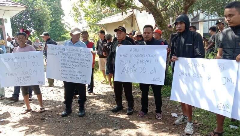 Warga Desa Neglasari, melalui Gerakan Neglasari Bersih, menggelar aksi unjuk rasa di kantor desa menuntut transparansi pengelolaan Alokasi Dana Desa (ADD) dan Dana Desa (DD) yang diduga tidak disalurkan sesuai peruntukannya. | Foto: Istimewa