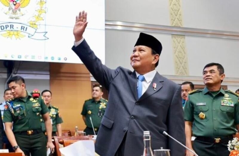 Presiden Prabowo Subianto tegaskan komitmen prorakyat dalam 100 hari pertama masa kerja, sampaikan apresiasi untuk Kabinet Merah Putih, serta targetkan program makan bergizi gratis untuk seluruh anak Indonesia. | Instagram.com/@prabowo