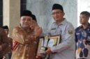 Disdik Kabupaten Sukabumi menerima Baznas Award 2025 atas kontribusinya dalam gerakan zakat. Kepala Disdik, Eka Nandang Nugraha, menegaskan komitmen Disdik dalam mendorong partisipasi dunia pendidikan dalam zakat, infak, dan sedekah (ZIS). | Istimewa