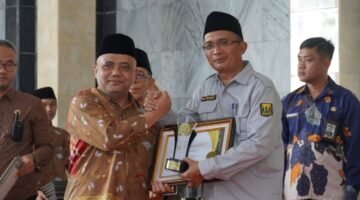 Disdik Kabupaten Sukabumi menerima Baznas Award 2025 atas kontribusinya dalam gerakan zakat. Kepala Disdik, Eka Nandang Nugraha, menegaskan komitmen Disdik dalam mendorong partisipasi dunia pendidikan dalam zakat, infak, dan sedekah (ZIS). | Istimewa