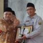 Disdik Kabupaten Sukabumi menerima Baznas Award 2025 atas kontribusinya dalam gerakan zakat. Kepala Disdik, Eka Nandang Nugraha, menegaskan komitmen Disdik dalam mendorong partisipasi dunia pendidikan dalam zakat, infak, dan sedekah (ZIS). | Istimewa