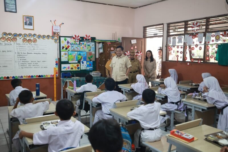 Presiden Prabowo inspeksi mendadak program Makan Bergizi Gratis di SDN 1 & SDN 2 Kedung Jaya 2, Bogor, memastikan distribusi berjalan lancar. | Tim Media Presiden Prabowo