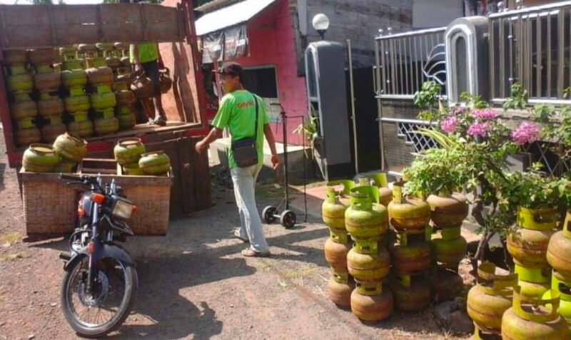 Distribusi LPG 3 Kg Berubah! Pengecer dihapus, penjualan dialihkan ke pangkalan resmi untuk memastikan harga lebih stabil. | instagram.com/danuarta_pro