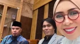 Momen haru di RDP Komisi X DPR RI! Ahmad Dhani & Melly Goeslaw hibur para guru dengan lagu mereka. Sementara itu, Presiden Prabowo umumkan kenaikan anggaran kesejahteraan guru di 2025. | Instagram.com/@melly_goeslaw
