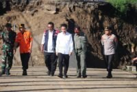 Wapres Gibran tinjau jembatan putus di Simpenan dan banjir di Palabuhanratu, pastikan percepatan penanganan. | Fb/Pemerintah Kabupaten Sukabumi