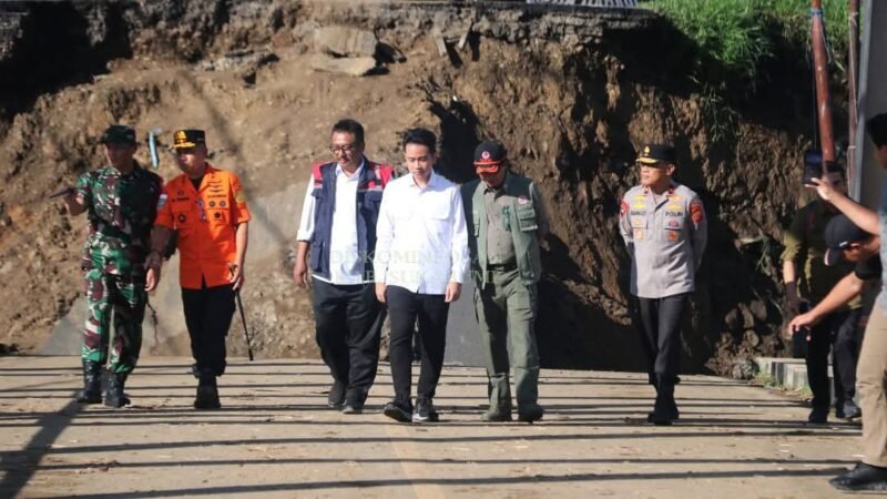 Wapres Gibran tinjau jembatan putus di Simpenan dan banjir di Palabuhanratu, pastikan percepatan penanganan. | Fb/Pemerintah Kabupaten Sukabumi