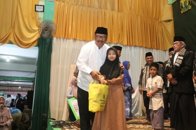 Bupati Sukabumi bersilaturahmi dengan warga Nagrog dalam Muhibah Ramadhan, menegaskan komitmen melayani masyarakat.