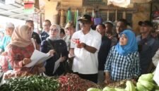 Bupati Sukabumi pantau harga kebutuhan pokok di Pasar Cisaat untuk menjaga stabilitas harga jelang Idulfitri. | Diskominfosan