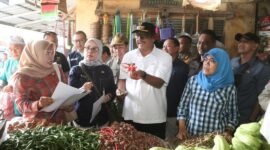 Bupati Sukabumi pantau harga kebutuhan pokok di Pasar Cisaat untuk menjaga stabilitas harga jelang Idulfitri. | Diskominfosan