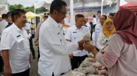 Momen Bupati Sukabumi buka Bazar Ramadhan 1446 H di Kecamatan Sukalarang. | Dok. Diskominfosan