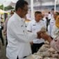 Momen Bupati Sukabumi buka Bazar Ramadhan 1446 H di Kecamatan Sukalarang. | Dok. Diskominfosan