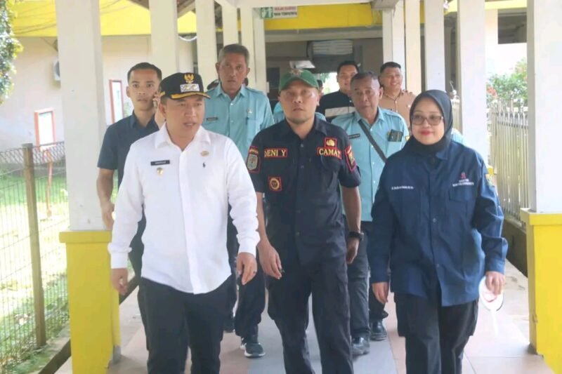 Wabup Sukabumi tinjau IGD baru dan kerusakan pascabanjir di RSUD Palabuhanratu. | FB/Pemerintah Kabupaten Sukabumi