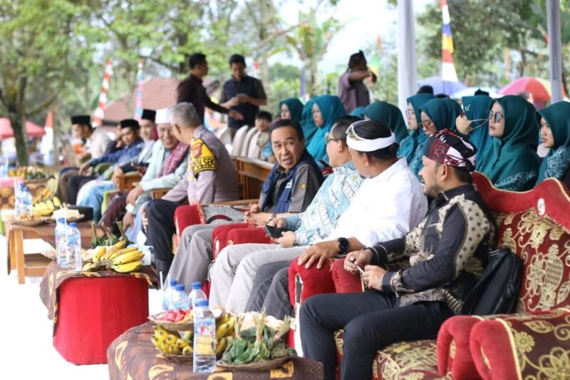 Sekda Sukabumi serukan pelestarian tradisi dan lingkungan di Sedekah Bumi Cilodor. | FB/Pemerintah Kabupaten Sukabumi
