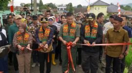 Bupati Sukabumi resmikan Jalan Mayjen Kunto Arief Wibowo dan panen perdana timun organik di Desa Sasagaran. | Fb/Pemerintah Kabupaten Sukabumi