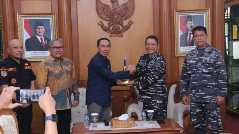Danlanal bahas jembatan dan bantuan pascabencana di Sukabumi. | Fb/Pemerintah Kabupaten Sukabumi