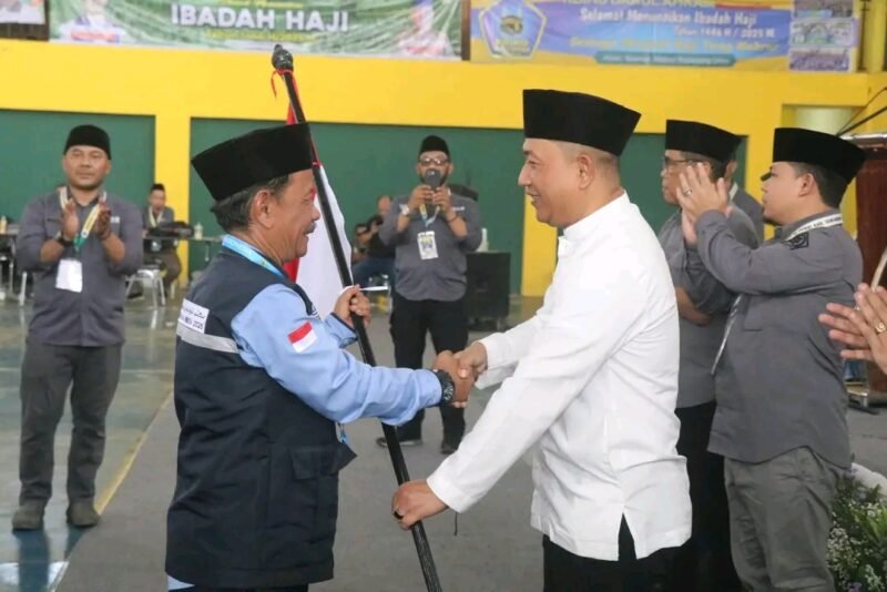 Wabup Sukabumi lepas 442 jemaah haji Kloter 18, tekankan kesiapan fisik, mental, dan semangat kebersamaan. | Fb/Pemerintah Kabupaten Sukabumi