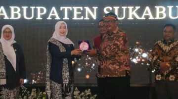 Bupati Sukabumi lantik pengurus IBI dan luncurkan sistem Srikandi. | Fb/Pemerintah Kabupaten Sukabumi