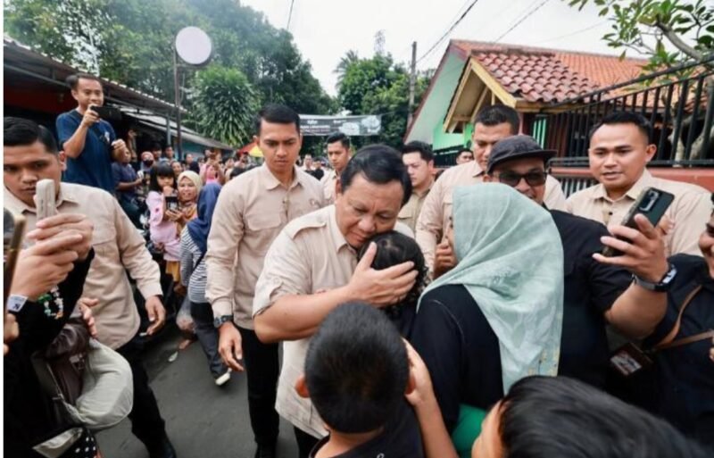 Prabowo tekankan MBG sukses 99,99%, bahkan ikut buka sepatu di dapur sekolah. | Instagram.com/@prabowo