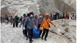 Evakuasi korban tambang longsor di Gunung Kuda terus dilakukan, 8 orang masih dalam pencarian. | X.com/@volcaaholic1