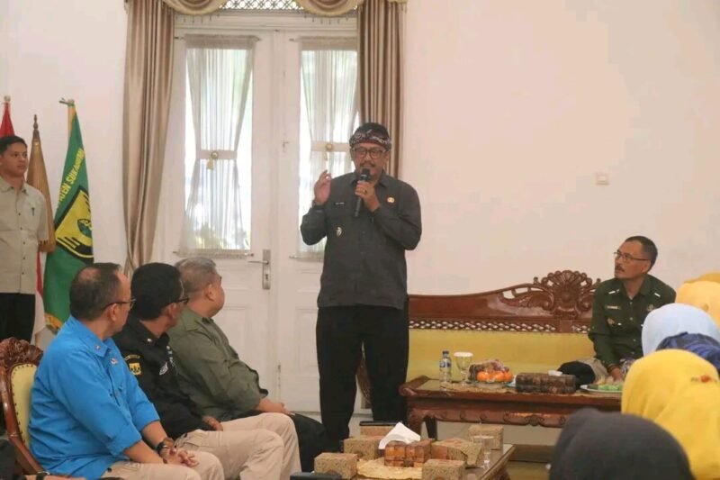 Bupati Sukabumi lepas Kirab Harganas, salurkan sembako cegah stunting. | Fb/Pemerintah Kabupaten Sukabumi