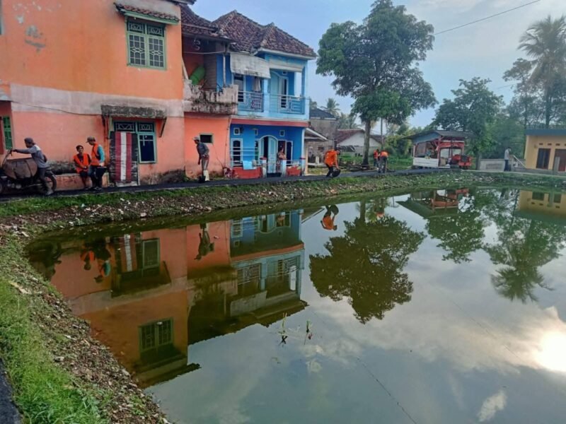 Disperkim Sukabumi aspal jalan Selajambe, warga antusias sambut pembangunan. | FB/Pemerintah Kabupaten Sukabumi