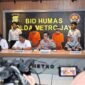 Dua pelaku bobol rekening pensiunan lewat APK, rugikan korban Rp 304 juta. | Instagram/poldametrojaya