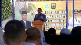 Bupati Sukabumi tinjau langsung pemasangan air bersih gratis di Cikembar. | Fb/Pemerintah Kabupaten Sukabumi 