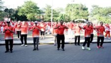 Senam massal di Alun-alun Palabuhanratu meriahkan HUT RI ke-80 dan HKJS ke-155.