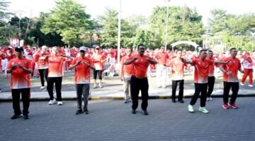 Senam massal di Alun-alun Palabuhanratu meriahkan HUT RI ke-80 dan HKJS ke-155.