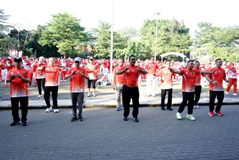 Senam massal di Alun-alun Palabuhanratu meriahkan HUT RI ke-80 dan HKJS ke-155.