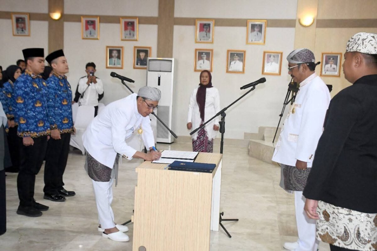 48 ASN dilantik, 100 pegawai raih Satyalancana di momen HJKS ke-155. | FB/Pemerintah Kabupaten Sukabumi