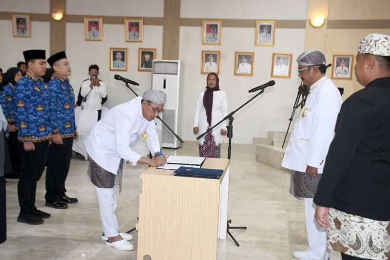 48 ASN dilantik, 100 pegawai raih Satyalancana di momen HJKS ke-155. | FB/Pemerintah Kabupaten Sukabumi