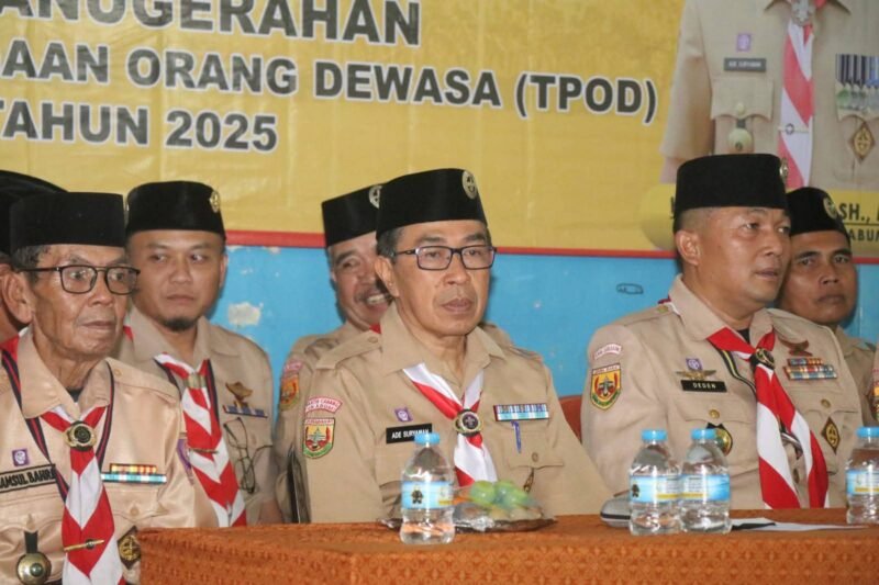 Kwarcab Sukabumi lantik pengurus DKC, serahkan bantuan, dan anugerahkan Medali Garuda. | Fb/Pemerintah Kabupaten Sukabumi